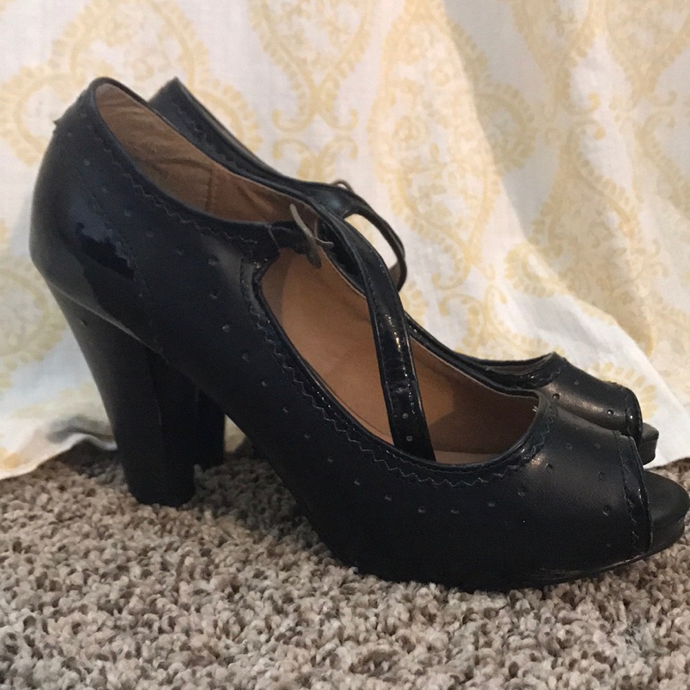Black pumps